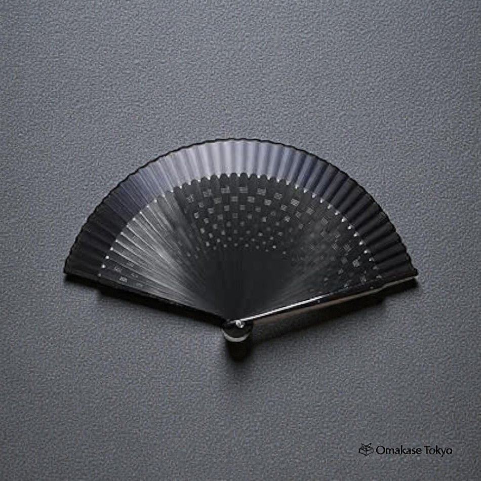 Éventail en soie Asahio – Motif à carreaux (Noir)